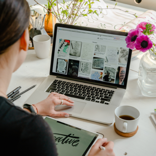 vrouw die naar laptop kijkt en scrolt door designs